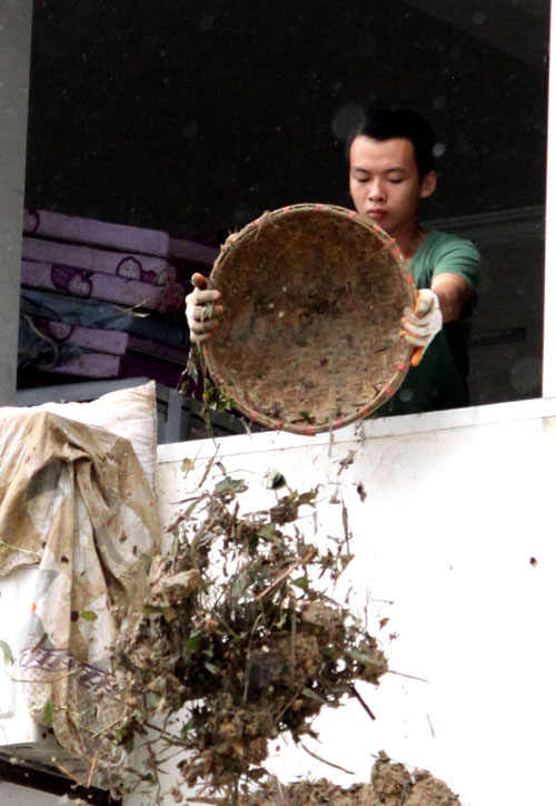 Bộ đội Tiểu đoàn 162 giúp dân