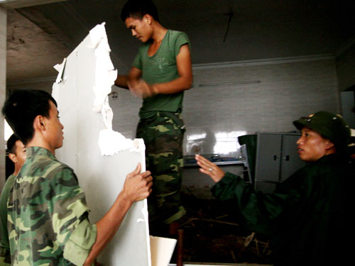 Bộ đội Lữ đoàn 242 sát cánh cùng dân trong mưa, lũ