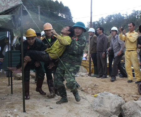 12 công nhân đã được giải cứu thành công