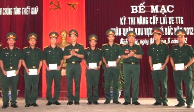 Bế mạc kỳ thi nâng cấp lái xe tăng-thiết giáp toàn quân khu vực phía Bắc