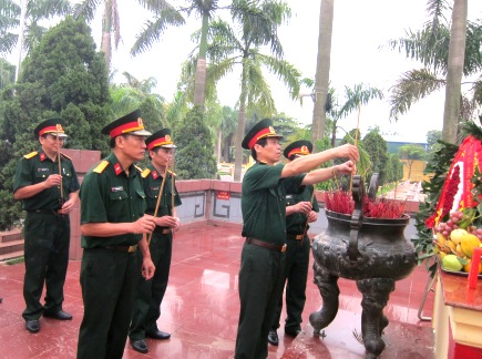 Dâng hương tri ân anh hùng liệt sĩ