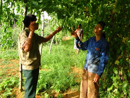 Cùng người dân địa phương làm giàu