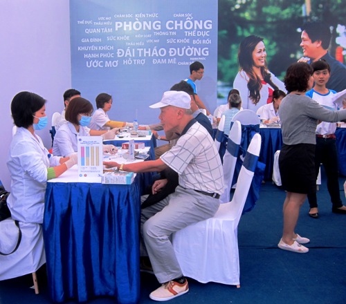 Khám, tư vấn miễn phí về bệnh đái tháo đường tại công viên Thống Nhất, Hà Nội