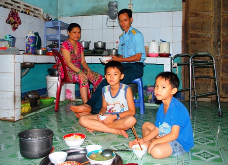 Một gia đình đồng đội đang chờ sự cứu giúp