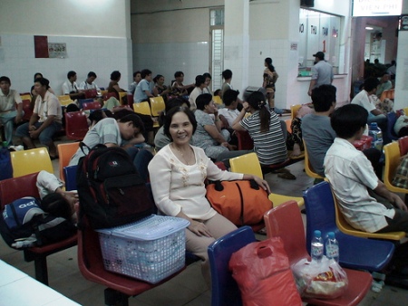 Kỷ luật bác sĩ cáu gắt, buộc thôi việc đối với hộ lý nhận tiền