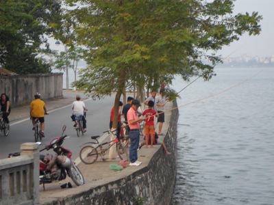 Ngăn chặn nạn câu cá trộm ở Hồ Tây