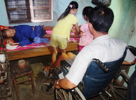 Một gia đình có 3 người nằm liệt giường