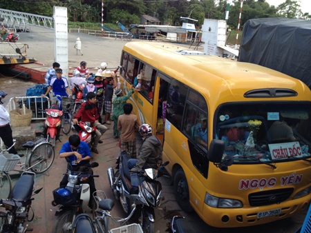 Sớm dẹp bỏ việc bán hàng trên các chuyến phà