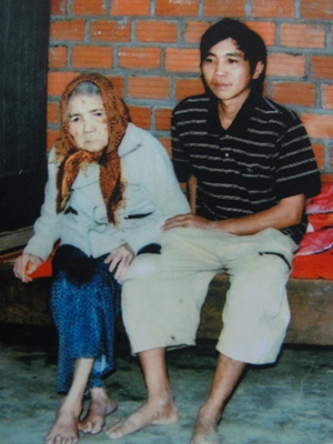 Cụ già 85 tuổi bệnh tật, nuôi con mù lòa