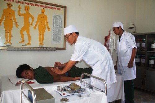 Tận tình chăm sóc tốt sức khỏe bộ đội