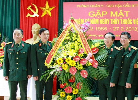 Thượng tướng Đỗ Bá Tỵ thăm và chúc mừng các thầy thuốc Bệnh xá cơ quan Bộ Quốc phòng