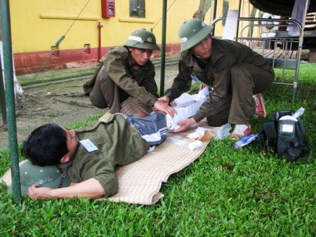 Khám bệnh, cấp cứu, điều trị bệnh nhân kịp thời, an toàn