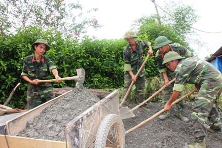 Con đường quân dân làm đẹp nông thôn mới