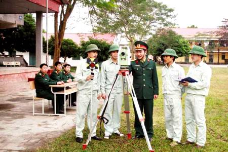 Gắn liền lý thuyết với thực hành, nhà trường với xã hội