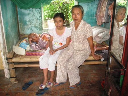 Một hộ nghèo có ba người ốm yếu
