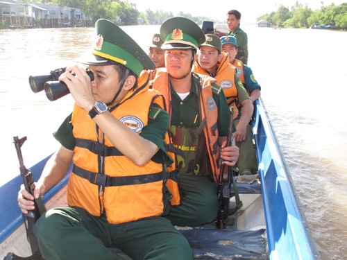 Chống buôn lậu trên tuyến biên giới Đồng Tháp: Loay hoay tìm lời giải