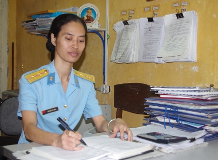 Lặng thầm vượt khó bên chiếc máy khâu