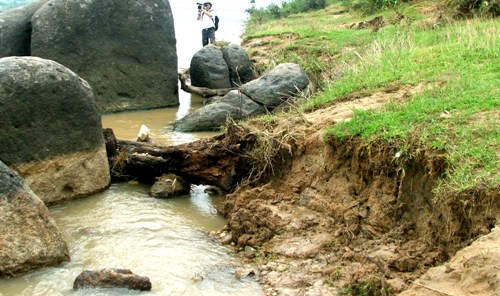 Nỗi lo sông Ba “nuốt” làng
