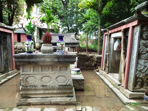 Di tích lăng đá xuống cấp nghiêm trọng