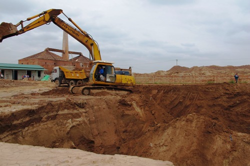 Vì sao trại giống gia súc biến thành lò gạch tuy-nen trái phép?