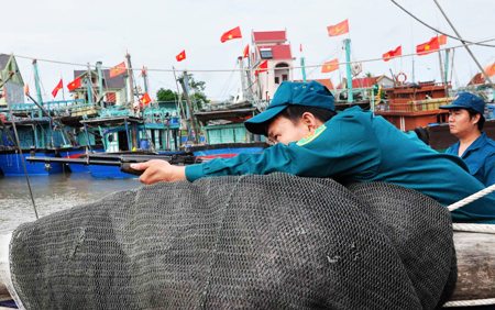 Dân quân biển Quỳnh Lưu bắn giỏi