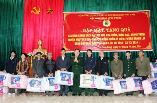 Tổng cục Chính trị trao quà tặng đồng bào huyện Nguyên Bình (Cao Bằng)