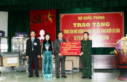 Bộ Quốc phòng trao trang thiết bị tặng người có công tỉnh Thái Bình và Hưng Yên