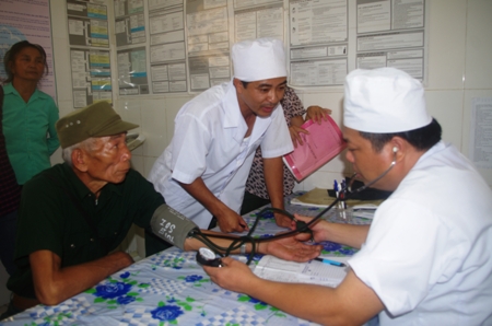 Bộ đội về bắt cái “bệnh” cho dân bản