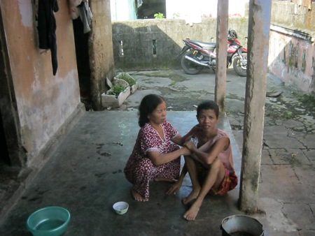 Gánh nặng của người mẹ nuôi ba con thiểu năng