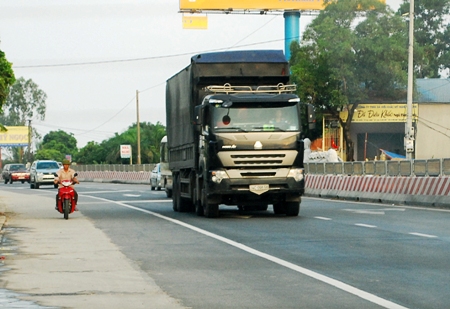 Bao giờ mới chấm dứt xe chở than quá tải?
