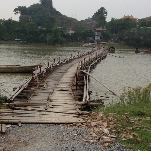 Hiểm họa ở cầu phao Vồm