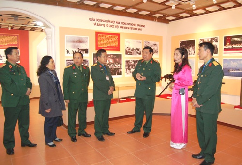 Triển lãm “Quân đội anh hùng – Truyền thống vẻ vang”