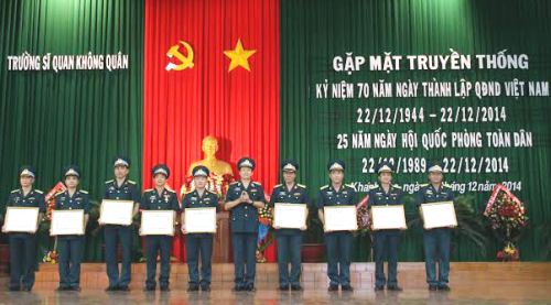 Trường Sĩ quan Không quân khen thưởng nhân đợt thi đua cao điểm