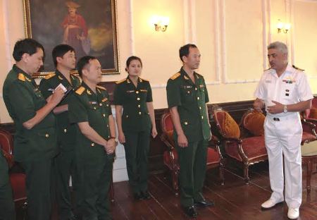 Đoàn đại biểu sĩ quan trẻ Việt Nam thăm Căn cứ Hải quân Ấn Độ