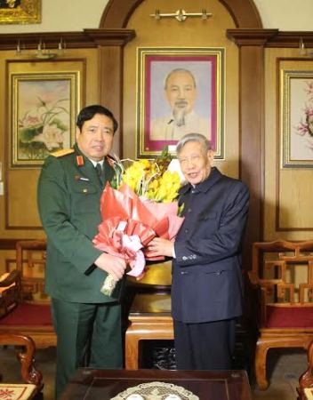 Đại tướng Phùng Quang Thanh thăm, chúc mừng các đồng chí nguyên lãnh đạo Đảng, Nhà nước, Quân đội
