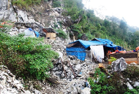 Bất lực nhìn mỏ đá cô tinh đông bị “chảy máu”