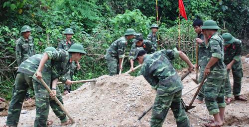 Khi bộ đội cùng nông dân xuống đồng