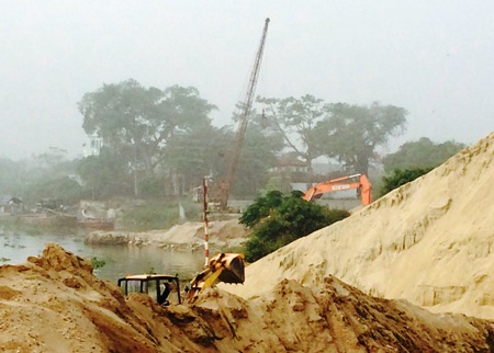 Hiểm họa từ bến cát