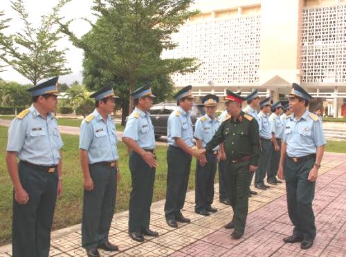 Thượng tướng Nguyễn Chí Vịnh thăm và làm việc tại Trường Sĩ quan Không quân