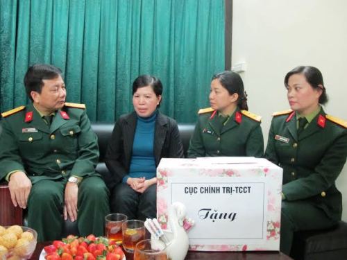 Tổng cục Chính trị thăm, tặng quà 20 đoàn viên công đoàn có hoàn cảnh khó khăn 