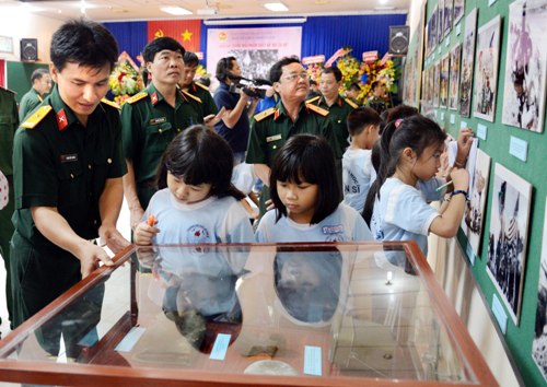 Quân khu 7: Khai mạc triển lãm “Sáng mãi phẩm chất Bộ đội Cụ Hồ”