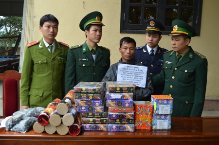 Tích cực chống buôn lậu, bảo đảm an ninh