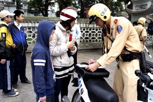 Quy định về tham gia giao thông khi bị tạm giữ giấy tờ liên quan đến điều khiển phương tiện