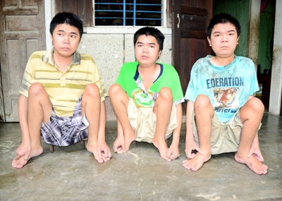 Ba đứa trẻ tật nguyền đáng thương