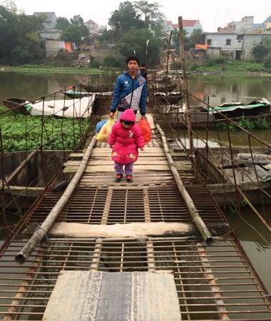 Nỗi lo về sự xuống cấp của nhiều cây cầu tạm ở Hà Nội