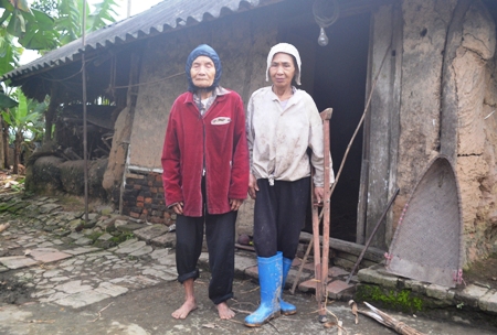 Mẹ già 95 tuổi nuôi con bệnh tật