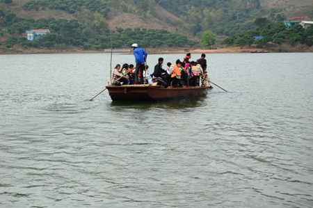 Lo ngại đò cũ chở học sinh đến trường