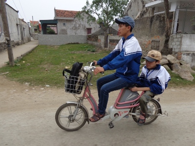 4 năm cõng bạn đến trường