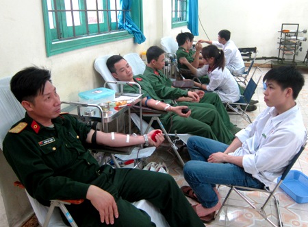 Trường Quân sự Quân đoàn 2 hiến tặng hơn 400 đơn vị máu