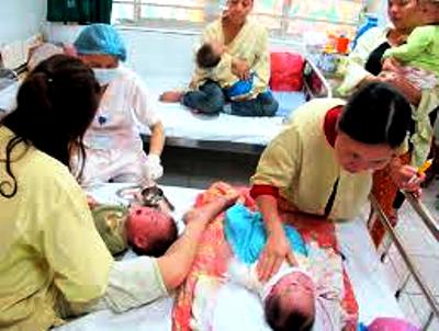 Vì sao nên hạn chế chuyển trẻ bị bệnh sởi lên bệnh viện tuyến trên ?